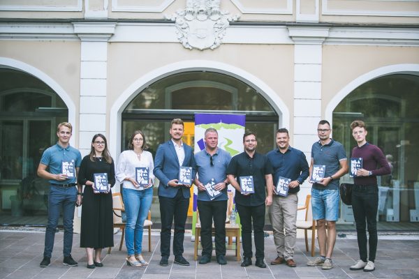 Read more about the article Zbornik MLADI ZA RAVNE